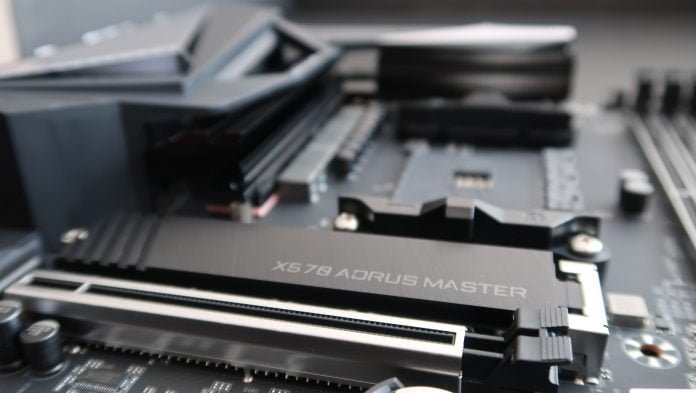 Gigabyte X570 AORUS MASTER heat guard logo