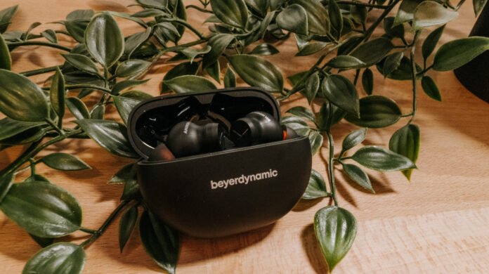 Beyerdynamic Amiron 100 Case open