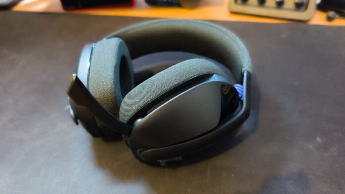 Logitech G321 Lightspeed headphones boom mic