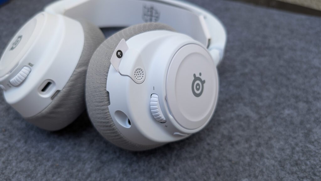 SteelSeries Arctis Nova 7 Gen 2 Volume and Mic