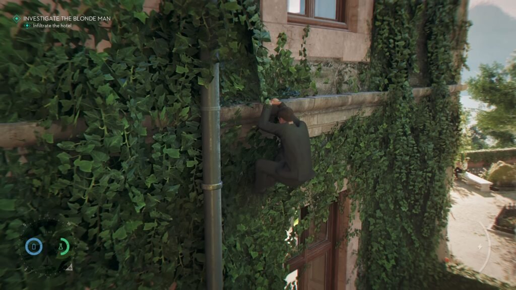007 First Light Gameplay Reveal 10-24 screenshot - GamersPack ישראל Person in dark clothing climbs a vine-covered stone building, gripping a metal pipe for support near a window. 007 First Light Gameplay Reveal 10-24 screenshot